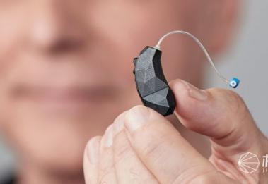 听障人士的福音：这款高科技助听器设计时尚还支持模块化