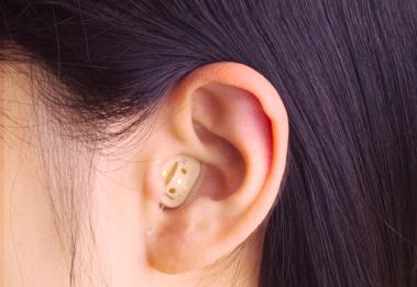 数字助听器与模拟助听器有什么不同？哪个对听力好？