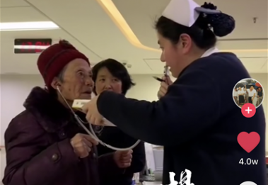 扬州护士巧用听诊器给老奶奶当“助听器”，获百万关注