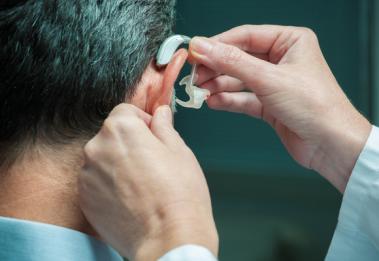 双耳听力损失不能只配一只助听器