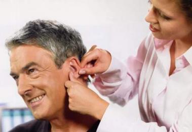 哪些因素会影响用户适应助听器的时间